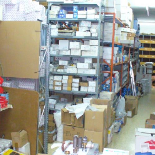 Estantería de la tienda con material a la venta