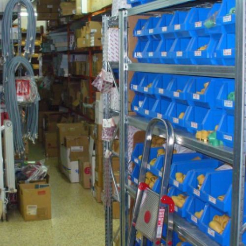 Estantería de la tienda con material a la venta